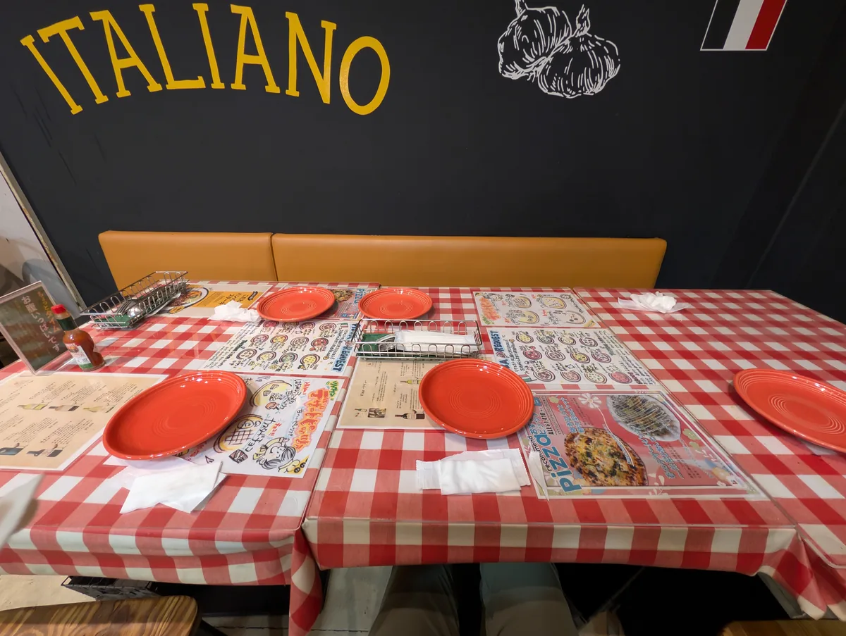 赤チェックのテーブルセッティング