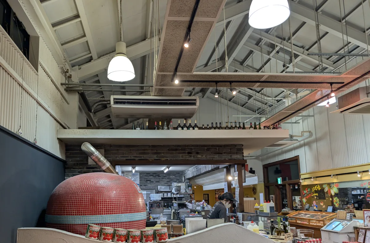 店内の高い天井とピザ窯