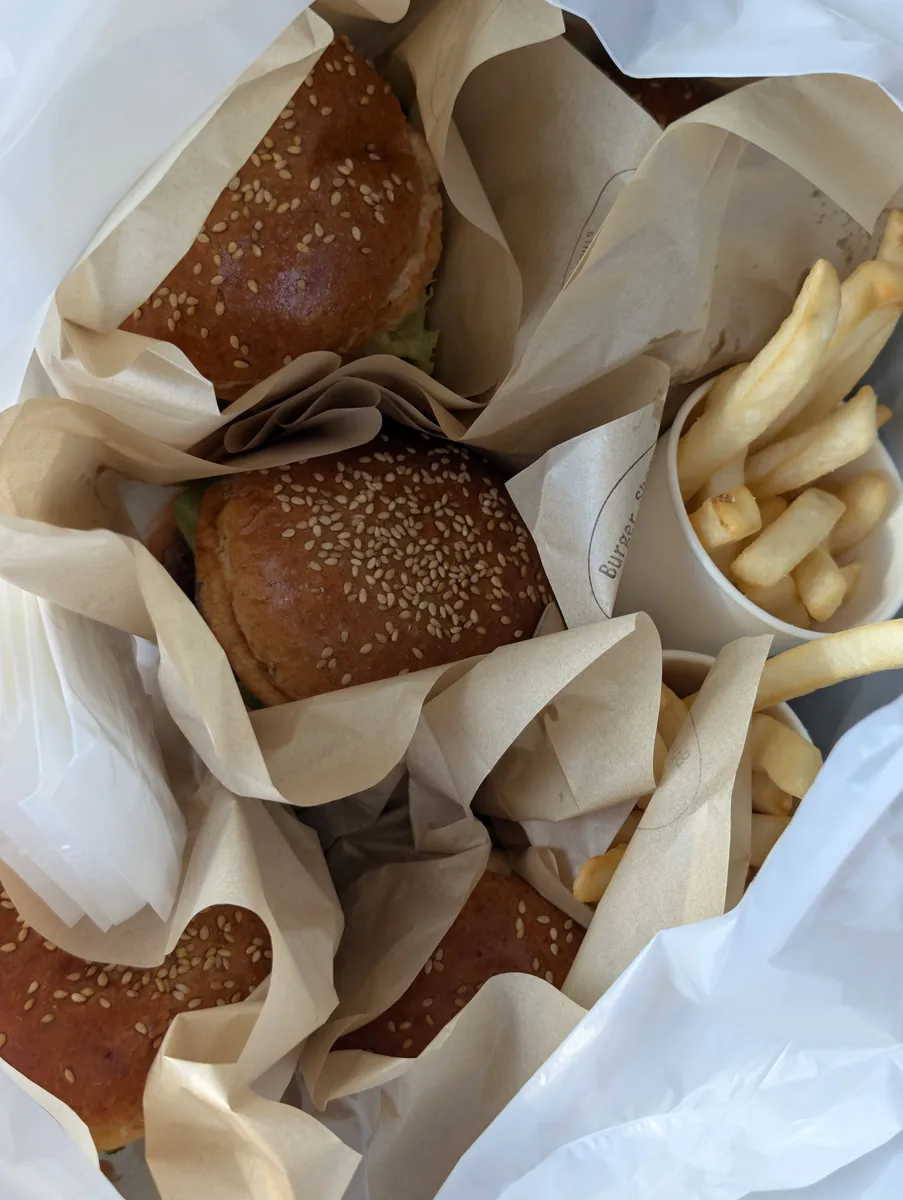 safsafのバーガーとフライドポテトのセット