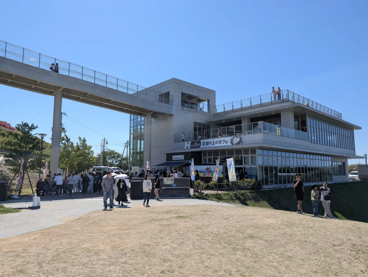 あわじ花さじきの展望デッキ建物