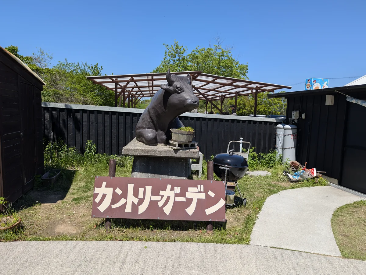 淡路カントリーガーデンの店裏にある牛のオブジェ