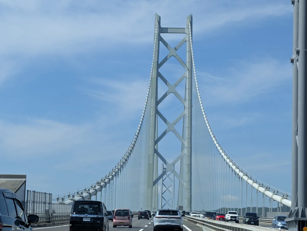 明石海峡大橋を渡って淡路島へ向かう車窓