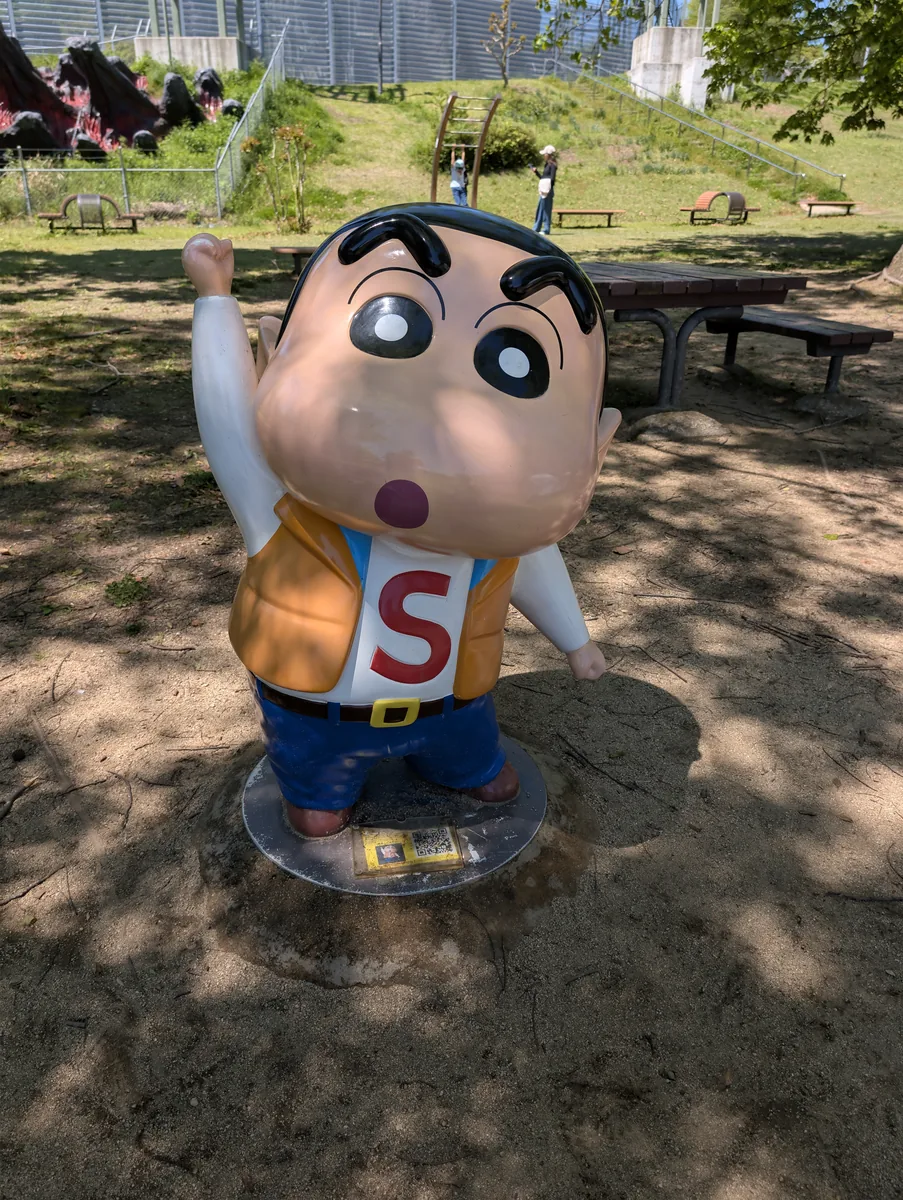 指差しポーズのしんちゃん