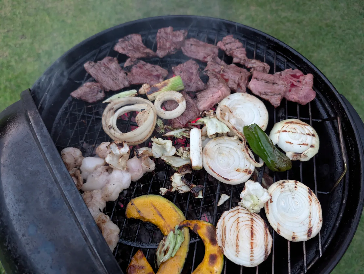 BBQの終盤にカルビ、ホルモン、野菜を焼いている様子