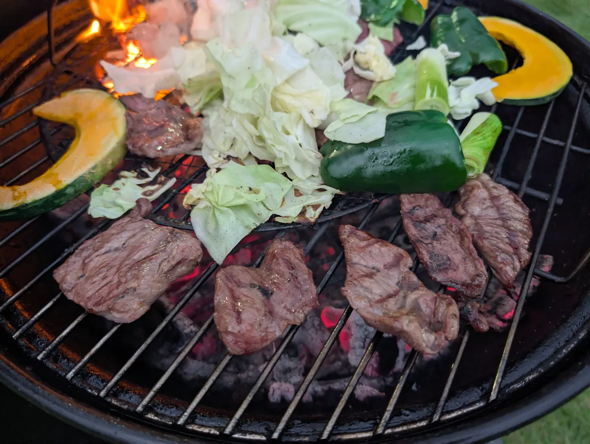 マル徳精肉店で購入したカルビとホルモンをBBQコンロで焼いている様子
