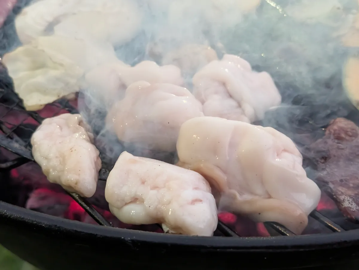 BBQコンロで焼いているホルモンのアップ