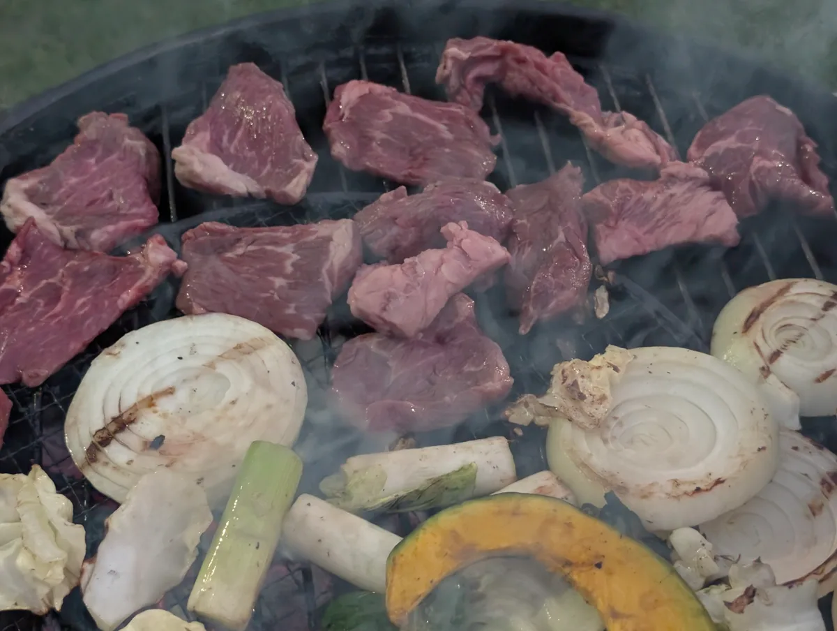 BBQコンロで焼いているホルモン