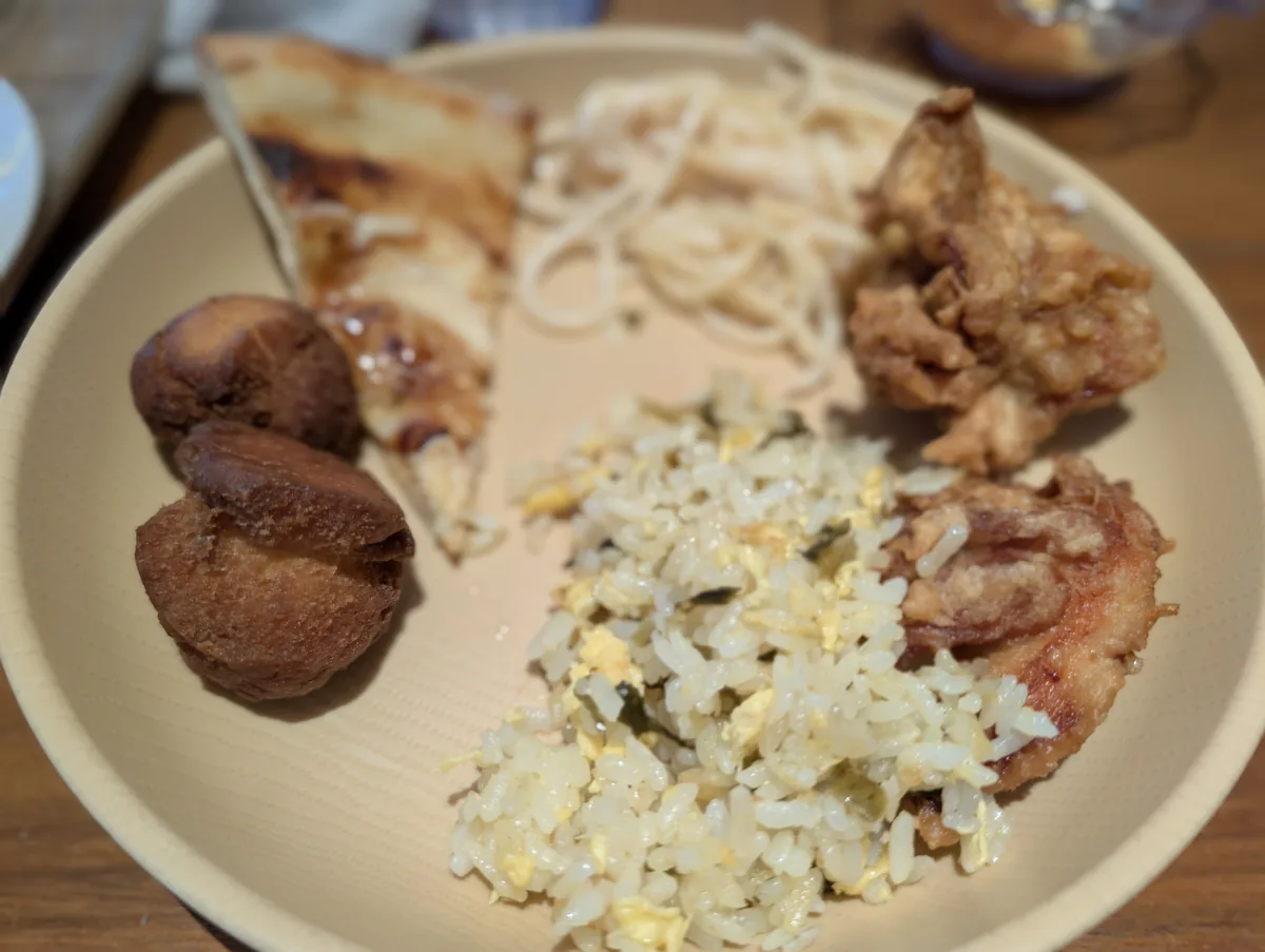 ごはんや料理を盛り付けたボリュームのあるプレート