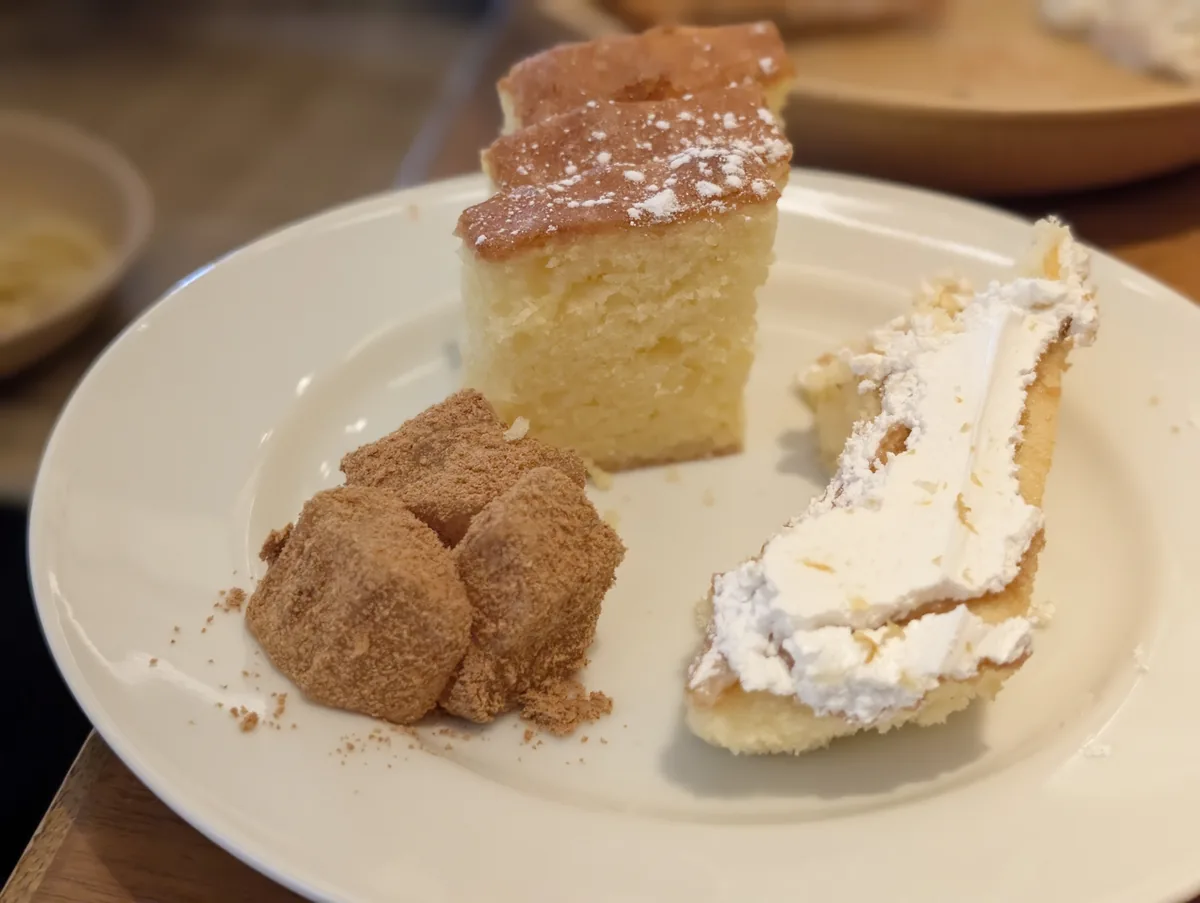 ケーキやわらび餅を盛り付けたデザートプレート