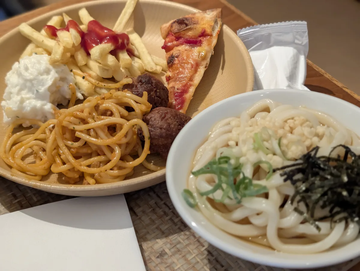 うどんとパスタやピザを盛り付けた料理
