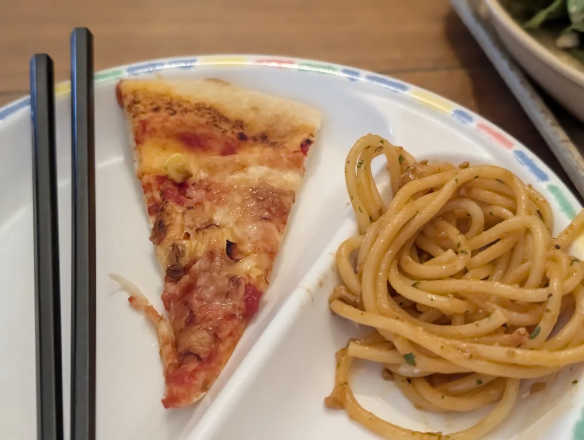 ピザとパスタを盛り付けたプレート