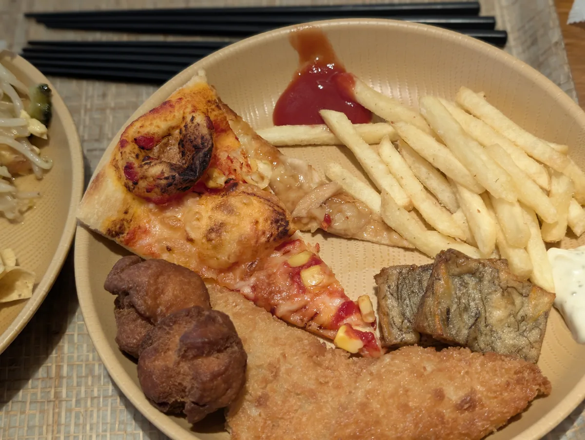 ピザやポテトや揚げ物を盛り付けたプレート
