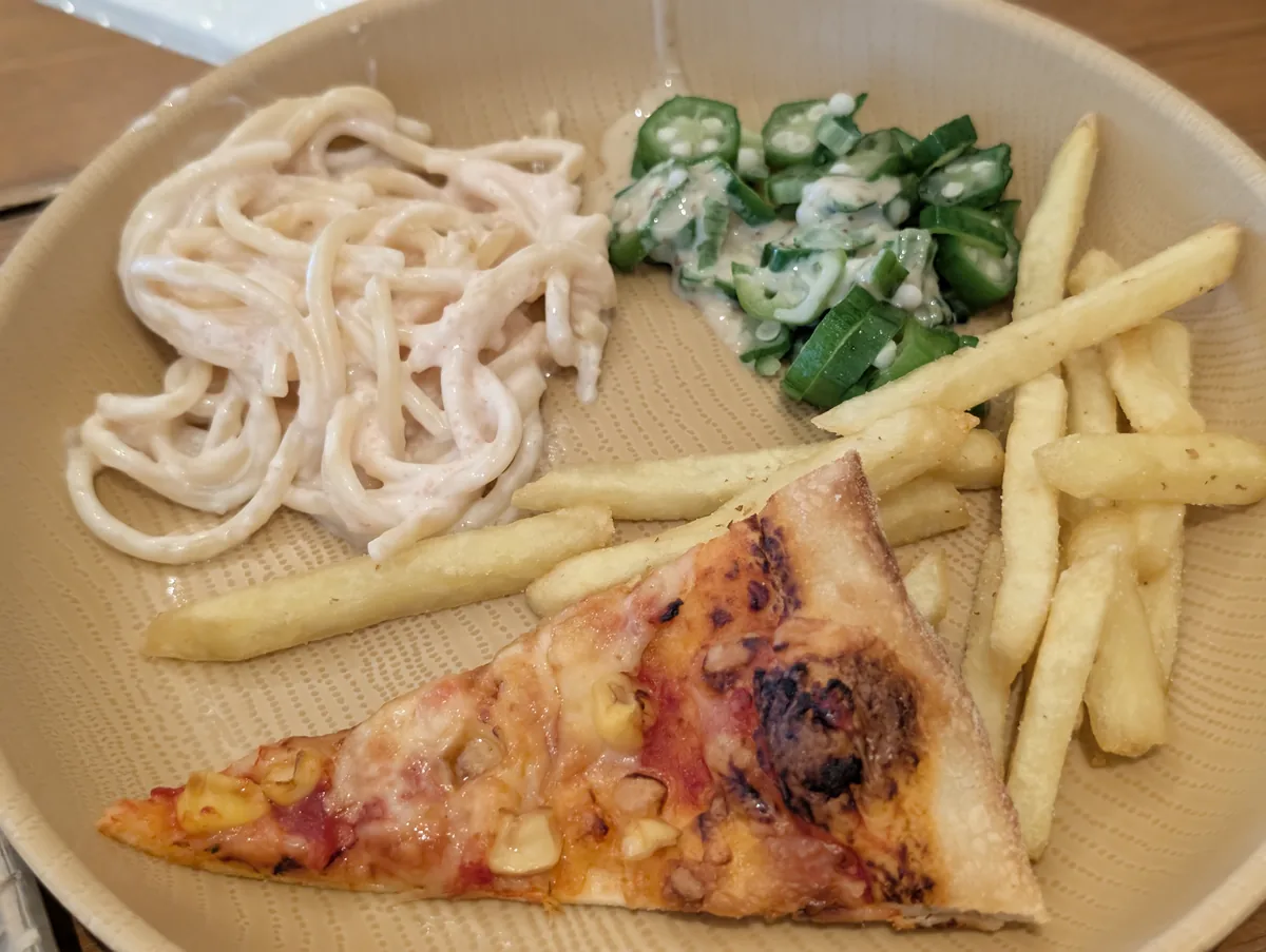 ピザやポテトや揚げ物を盛り付けた子ども向けプレート