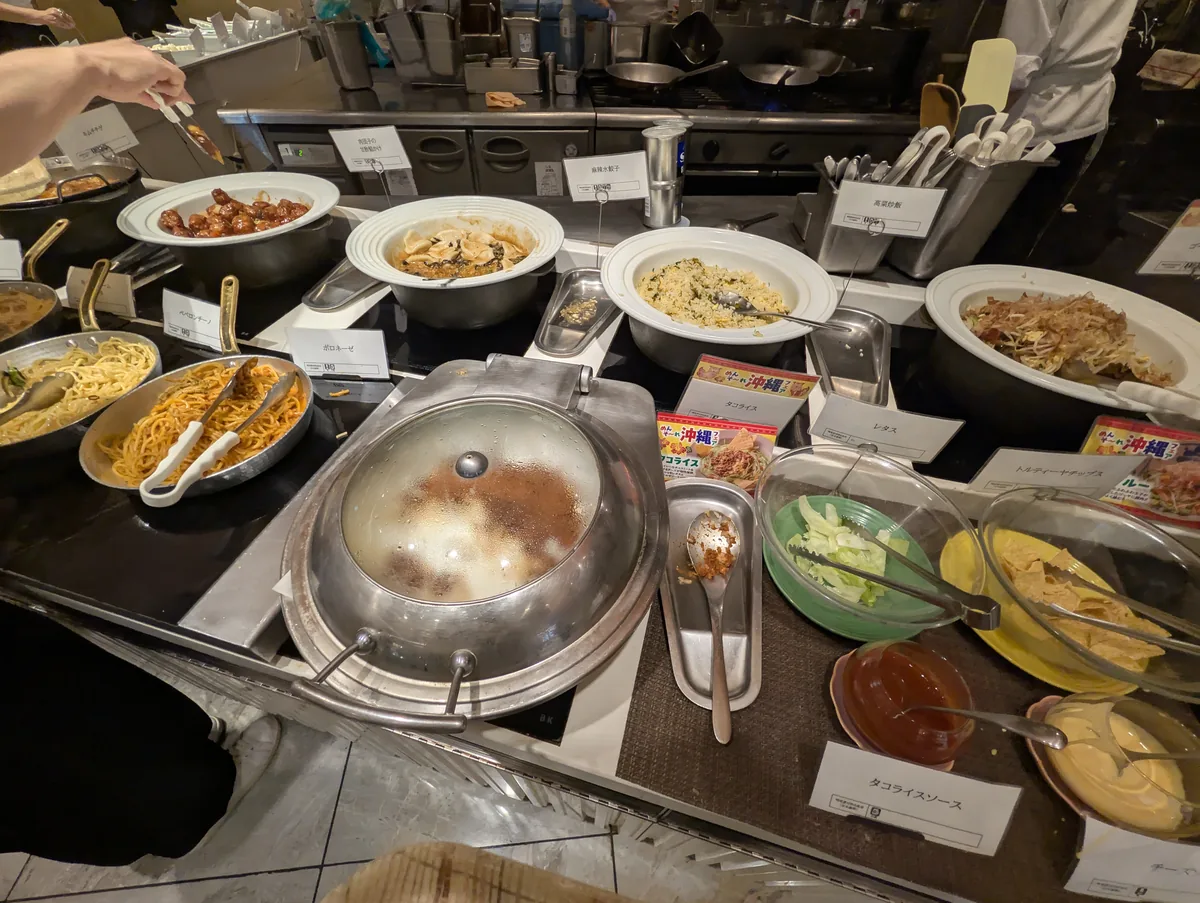 鍋料理やスープなどが並ぶ温かい料理コーナー