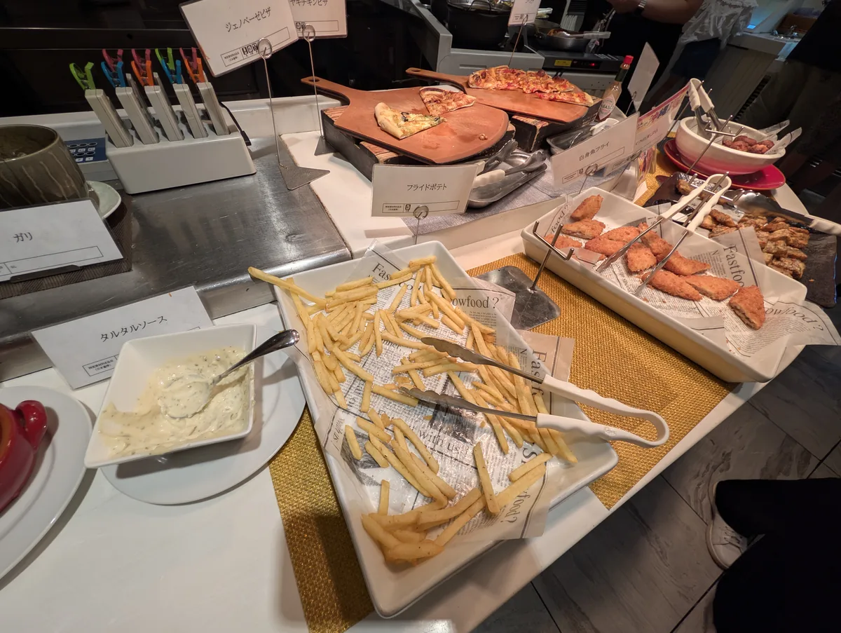 揚げ物や温かい料理が並ぶビュッフェ台