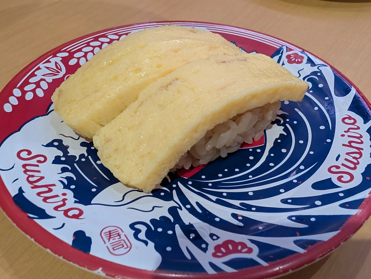 ふっくらした玉子のにぎり。生ものが苦手な子にも選択肢があり、家族全員が食べたいものを見つけやすいのがスシローのよさです。