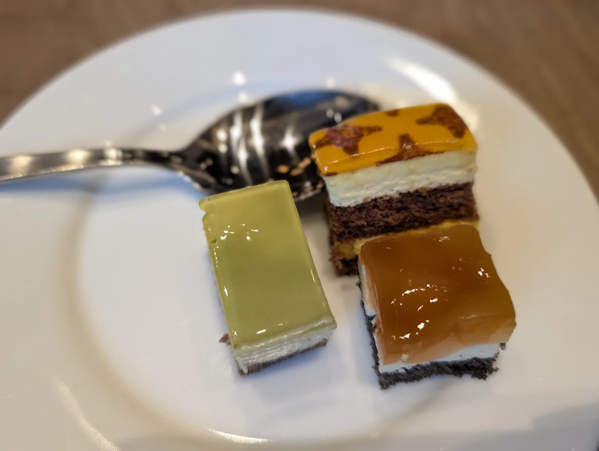 色の違う小さなケーキを少しずつ。朝食の最後に家族で選ぶデザートまで、ビュッフェを満喫しました。
