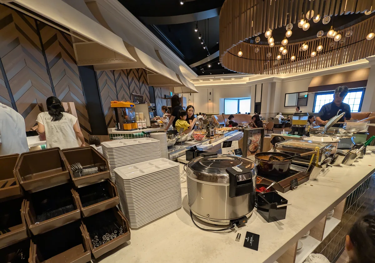 料理が並ぶ朝食会場。和洋さまざまなメニューを一度に見比べられるので、好みが分かれる家族でも選びやすいです。