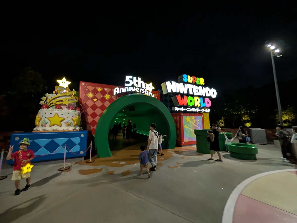 夜のスーパー・ニンテンドー・ワールド入口。ホテルが近いと、いったん休憩してから夜景を見に戻る予定も組みやすいです。