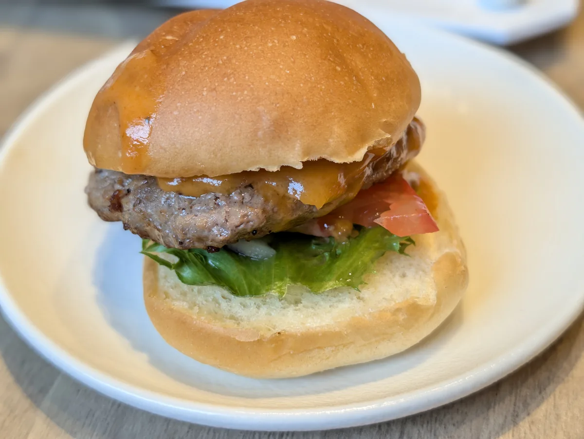 自分で具材を選べるミニバーガー。パンと具を組み合わせる工程も楽しく、子どもが朝食に参加しやすいメニューでした。