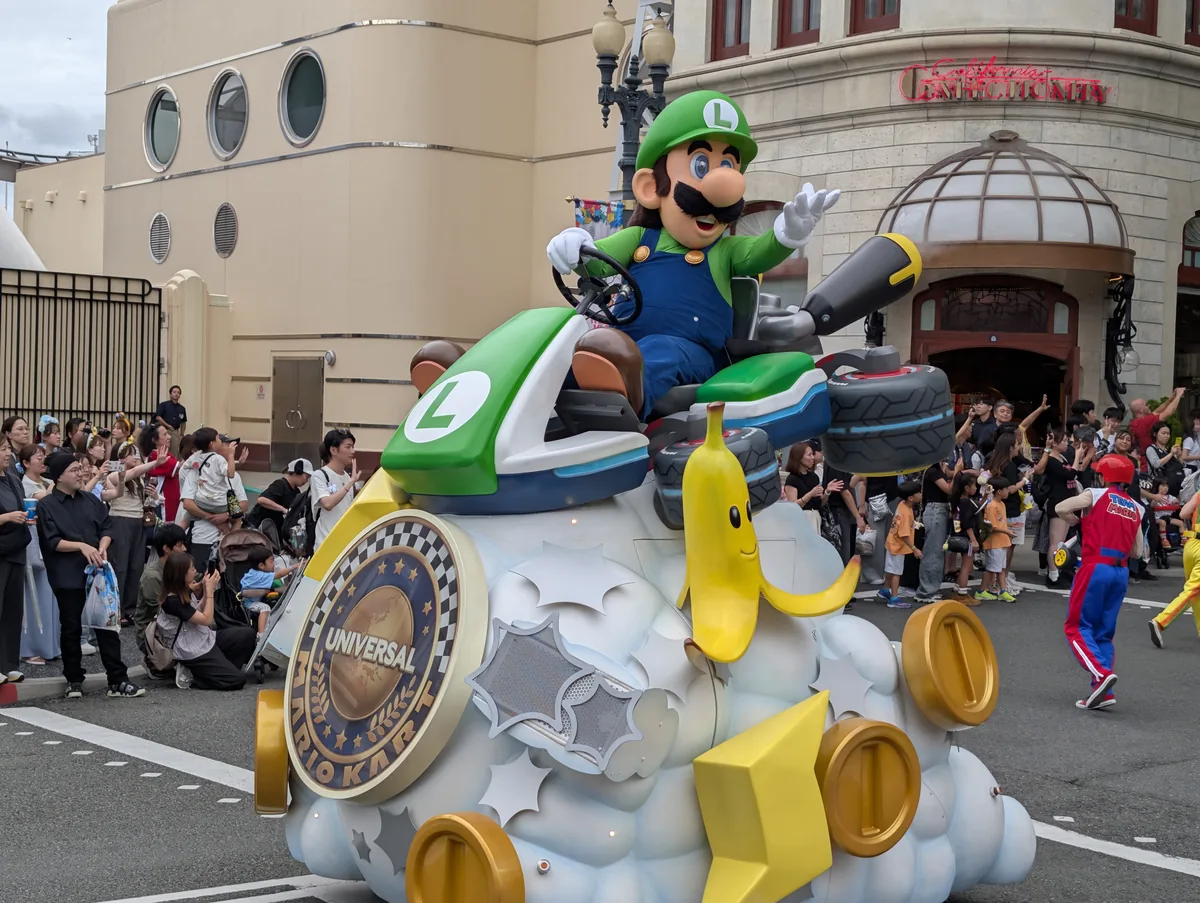 雲のカートに乗ったルイージが登場。沿道へ大きく手を振る姿に、周りの子どもたちも盛り上がっていました。