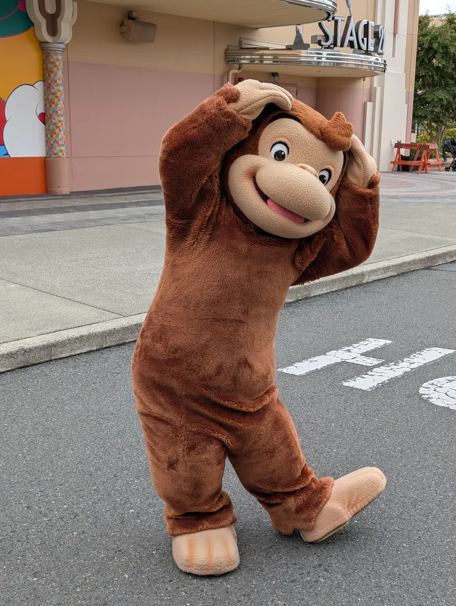 パーク内でおさるのジョージと遭遇。アトラクション以外のキャラクターとの出会いも、小さな子どもには大きな思い出になります。