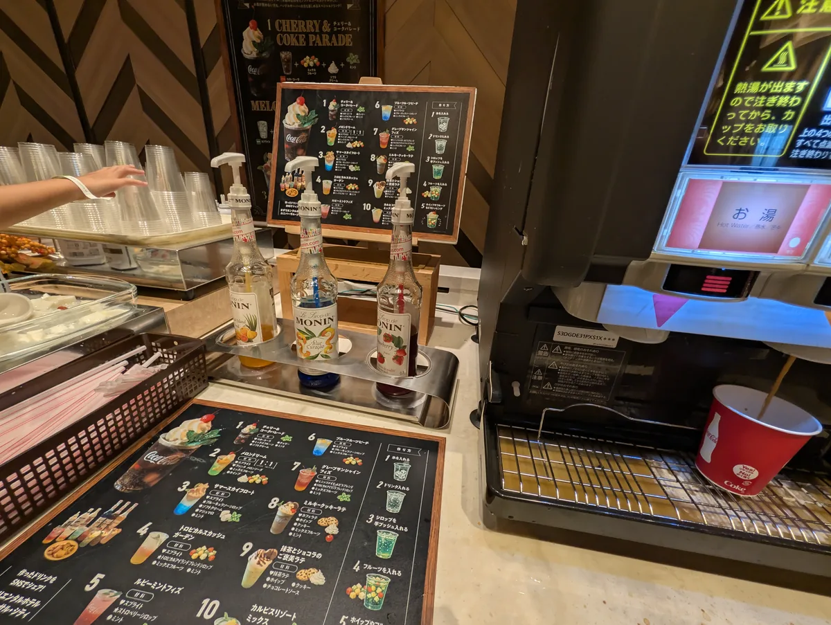 シロップなどが並ぶアレンジドリンクのコーナー。案内を見ながら、自分好みの一杯を作る楽しみがあります。