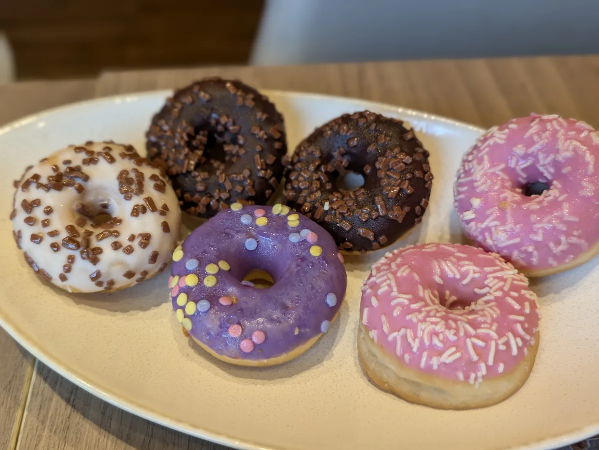 紫やピンクのコーティングがかわいいミニドーナツ。見た瞬間に子どもが喜ぶ、朝食ビュッフェらしい楽しい一皿です。