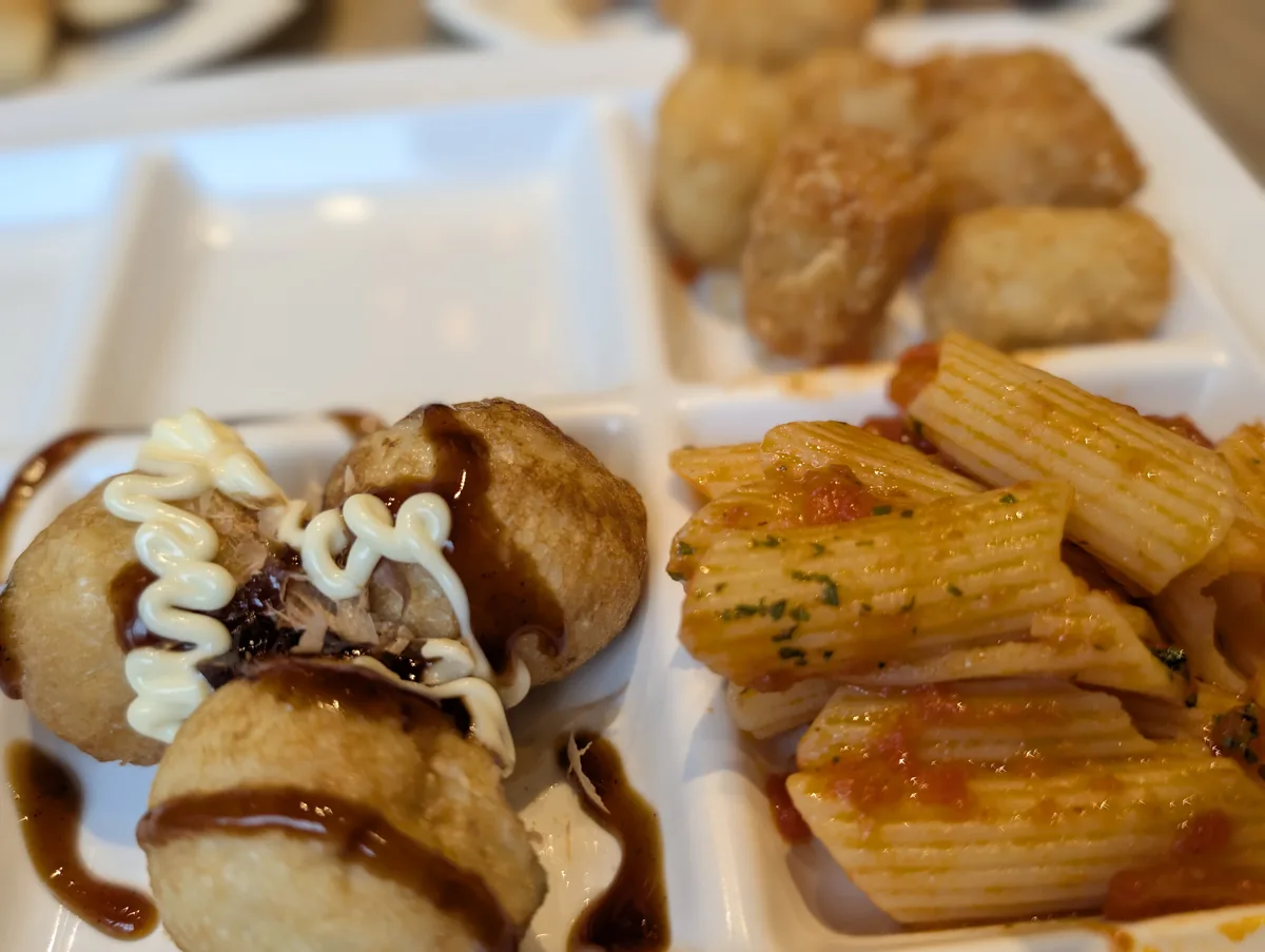 たこ焼きなど、子どもが手を伸ばしやすいメニューもありました。大阪旅行らしさを朝食で味わえるのもうれしいところです。