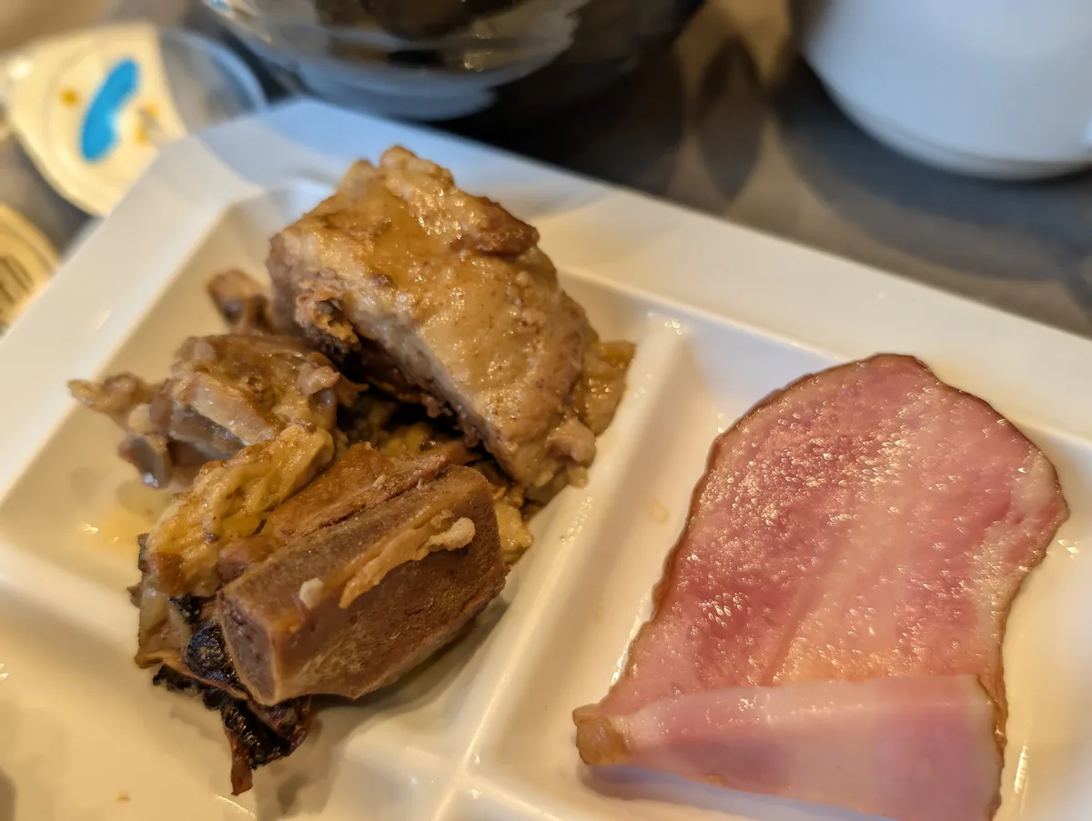 肉料理を中心に盛り付けたプレート。家族で少しずつ取り分ければ、気になる料理を何種類も試せます。