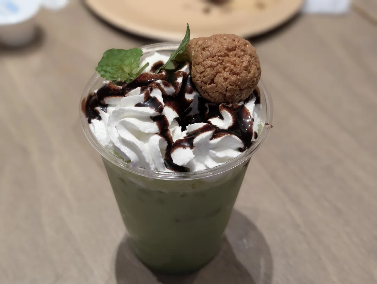 緑色のデザートドリンクには、クリームやお菓子をトッピング。好きな組み合わせで作れるので、子どもにはデザート作りのような楽しさがあります。