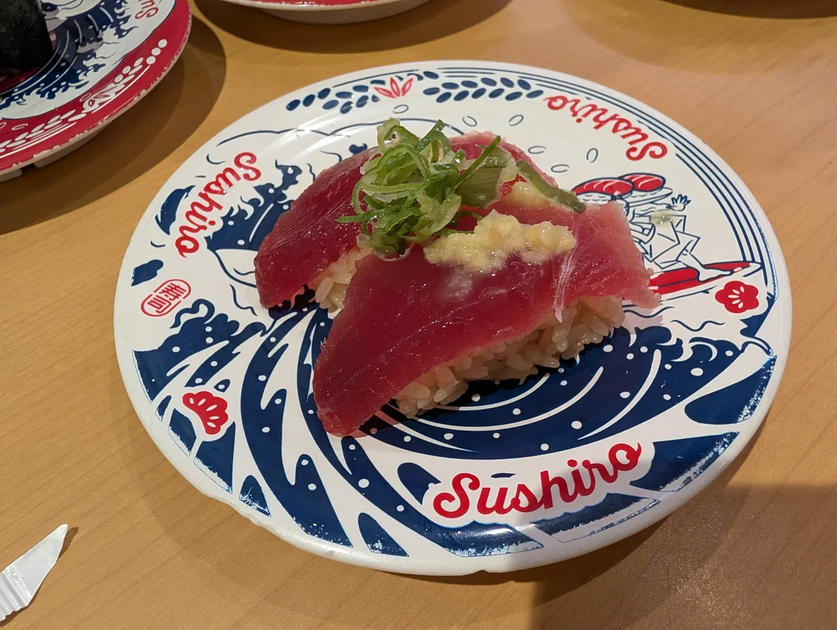 最初に選んだ赤身のにぎり。食べたい皿だけ取れる回転寿司なら、家族それぞれの好みや食べる量に合わせやすいです。