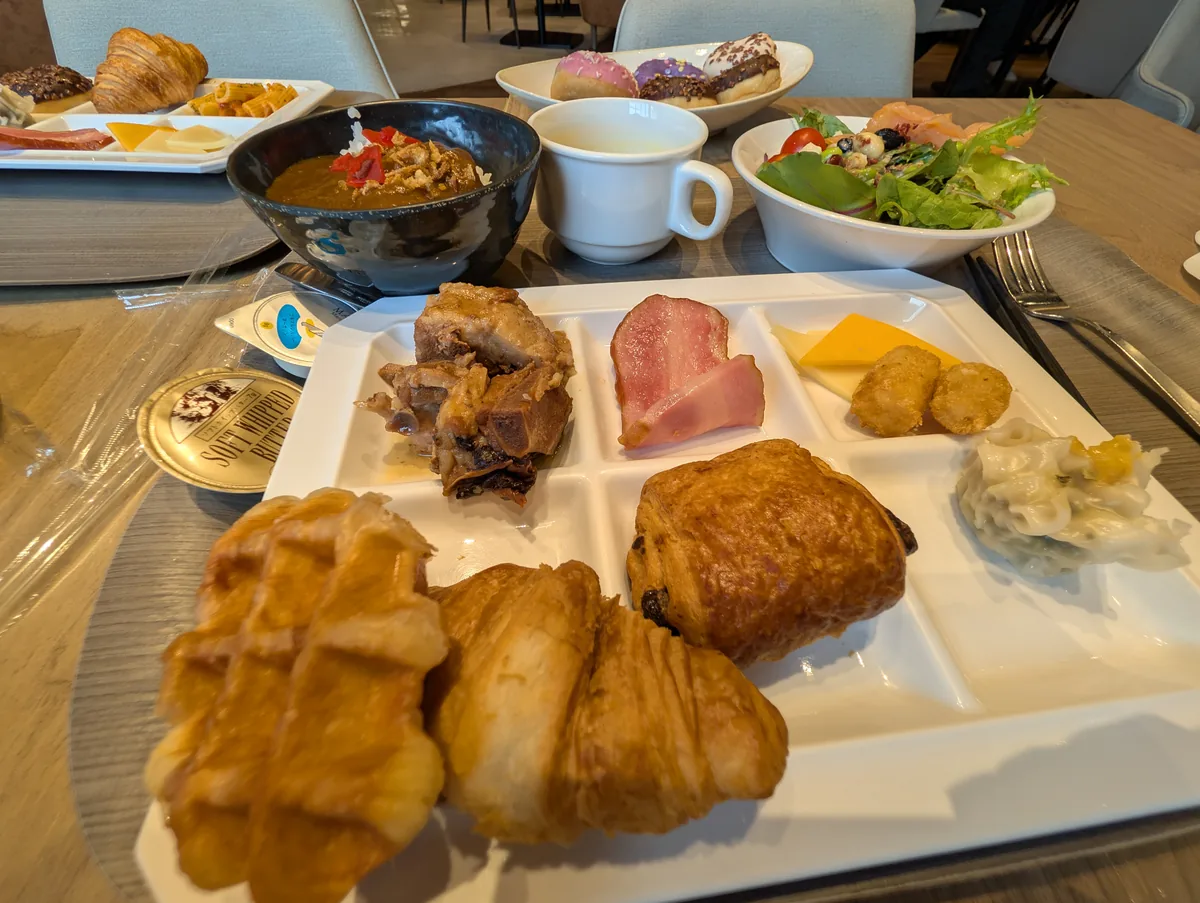 パン、肉料理、卵料理、サラダなどを少しずつ盛り付けた一皿。最初から取りすぎず、おかわりで調整できるのもビュッフェのよさです。