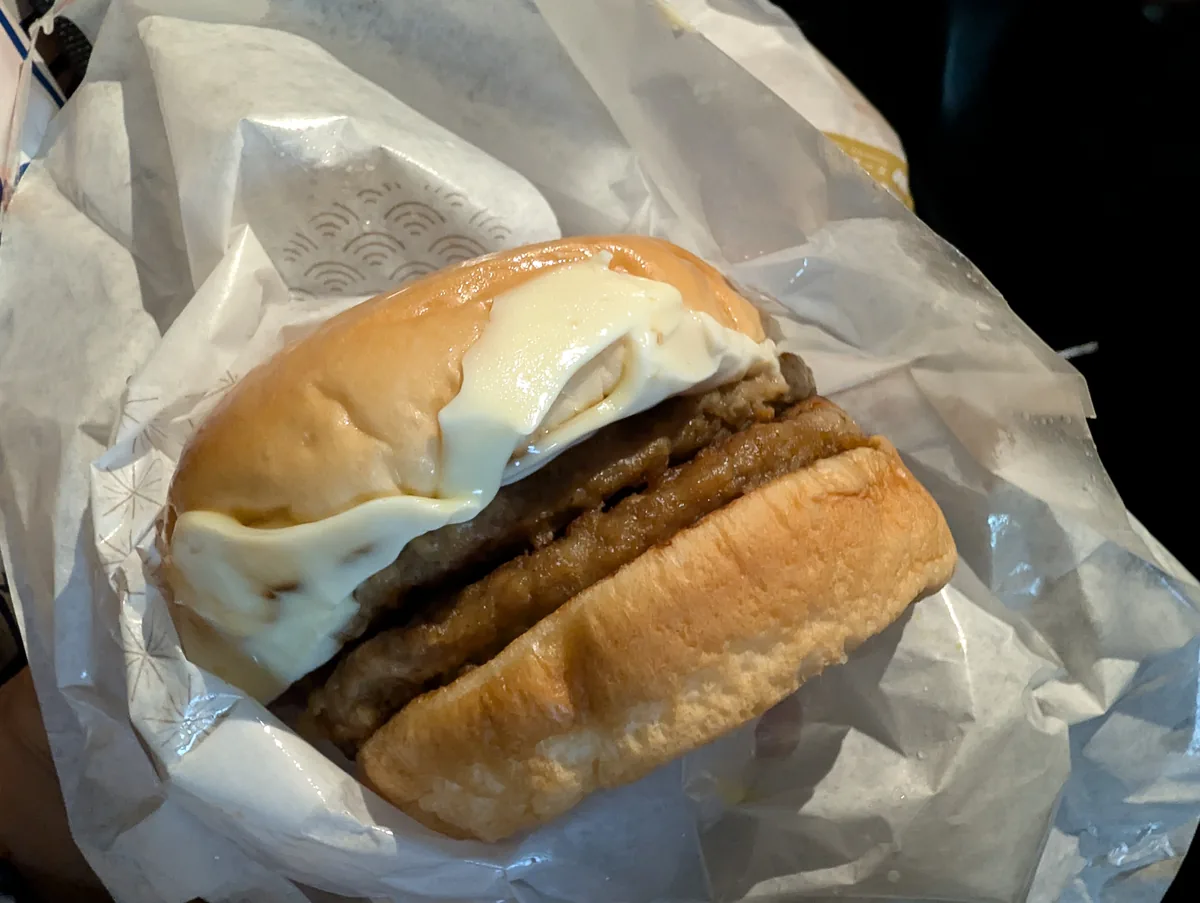 パティ2枚とチーズを重ねたダブルチーズバーガー。しっかり食べたい人向けのボリュームがあり、帰り道の空腹を満たせました。