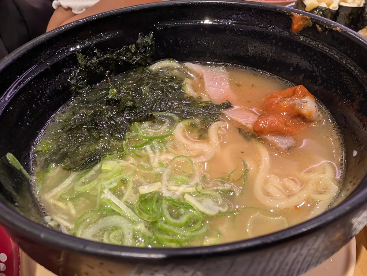 温かいラーメンも注文しました。寿司だけでなく麺類も選べるので、子どもの「今日はこれが食べたい」に対応しやすいです。