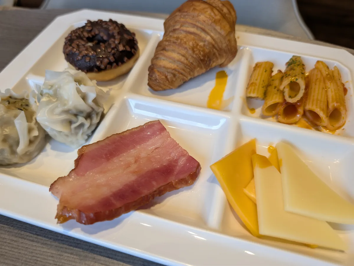 クロワッサン、ベーコン、チーズなどを組み合わせたプレート。家族それぞれが好みの朝食を自由に作れます。