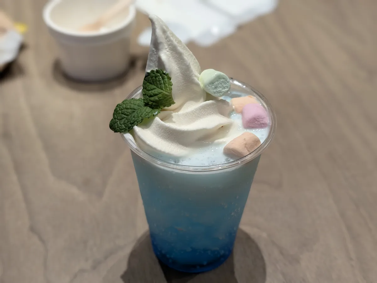 青いドリンクとソフトクリームの組み合わせ。ラウンジには写真を撮りたくなるカラフルなメニューもありました。