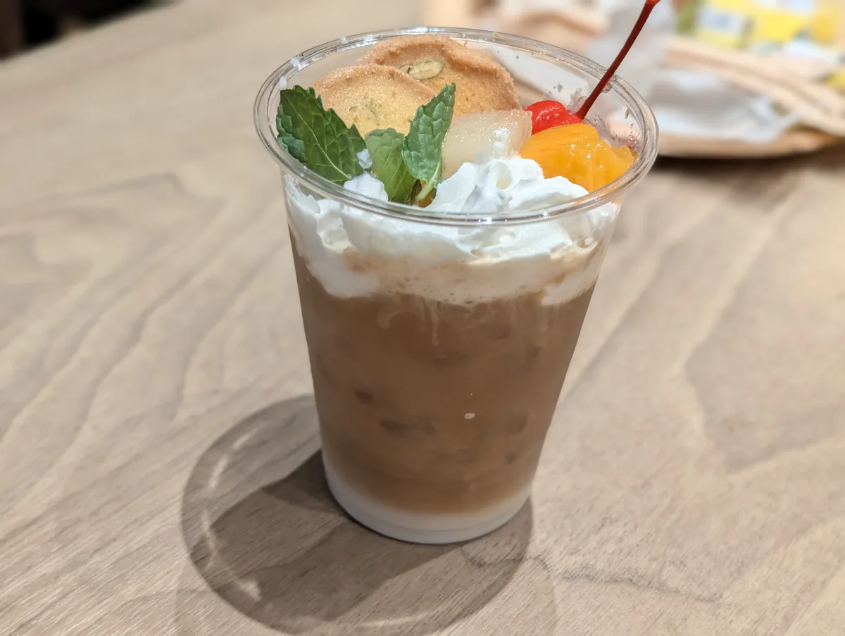 フルーツとクリームをのせたデザートドリンク。パークへ戻る前の甘い休憩になりました。