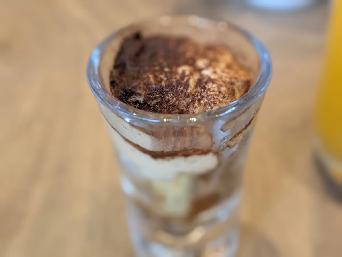 グラスに盛られた冷たいデザート。コーヒーと一緒に味わいながら、2日目の予定を確認しました。