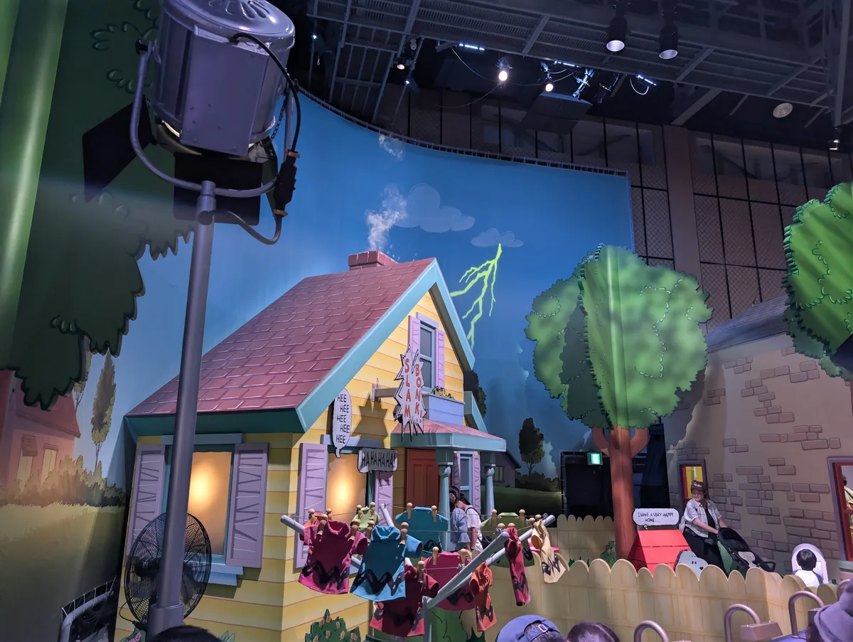 ステージでは映画でおなじみのキャラクターが歌とダンスを披露。子どもたちが気に入り、翌日ももう一度観ることになりました。