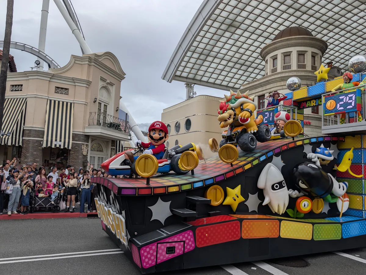 マリオとクッパが競うマリオカートのフロート。今回3回乗ったアトラクションの世界が目の前に現れ、旅の締めくくりにぴったりでした。