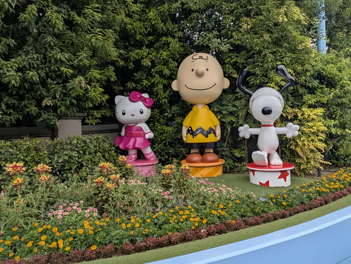 ハローキティ、チャーリー・ブラウン、スヌーピーが並ぶフォトスポット。乗り物に乗らない時間も、好きなキャラクターを探して楽しめました。