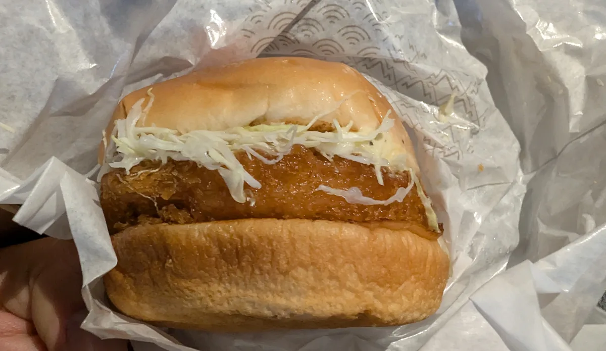 サクッとした海老カツと千切りキャベツを挟んだ海老カツバーガー。パークを歩いたあとの食事にも満足感がありました。