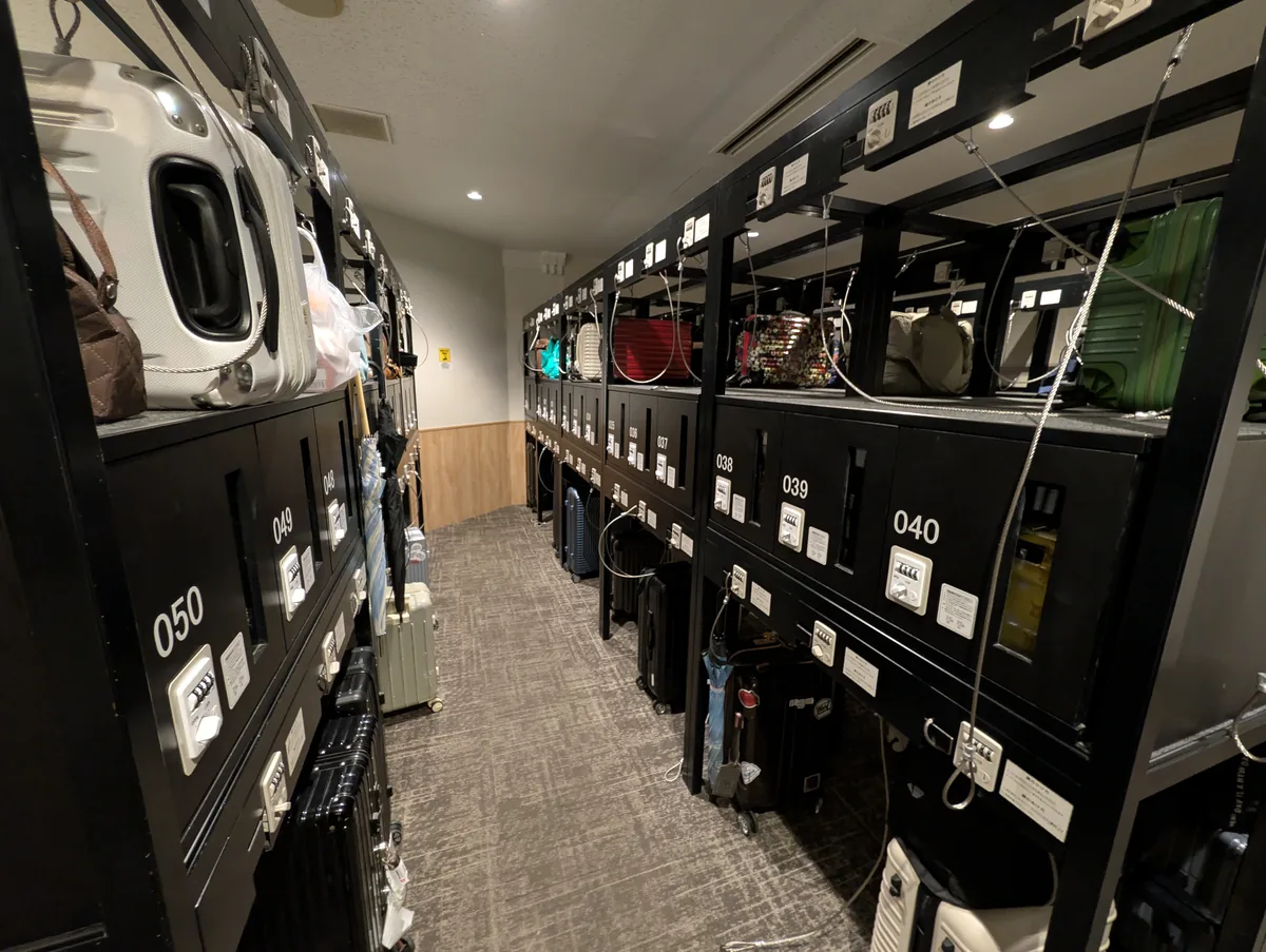 宿泊者が利用できるバゲージルーム。暗証番号式のスペースにスーツケースを預けられたので、チェックイン前でも大きな荷物を持たずに出かけられました。