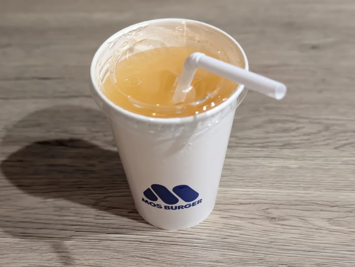 ストロー付きのドリンク。車内ではドリンクホルダーへ置き、子どもが倒さないよう大人が受け渡しました。
