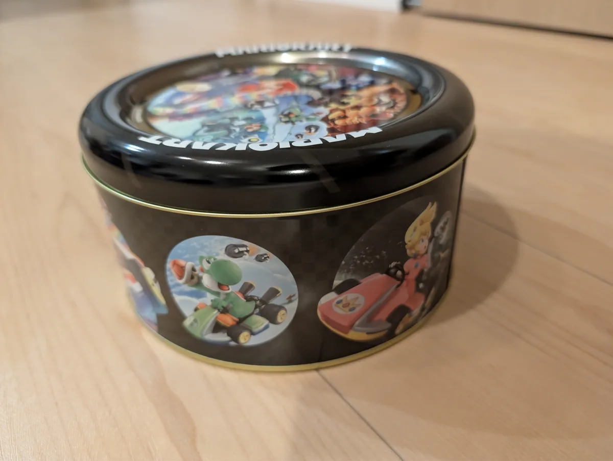 缶の側面にもマリオたちが描かれています。売り場で見たときに子どもが内容をイメージしやすく、お土産らしい特別感がありました。