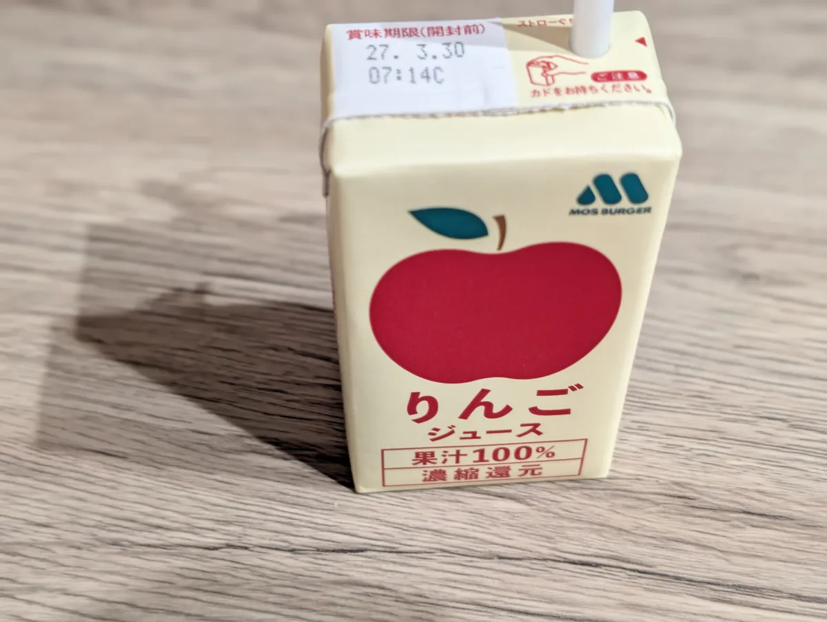子ども用に購入したりんごジュース。紙パックなら量を調整しやすく、帰り道の飲み物として持たせやすかったです。
