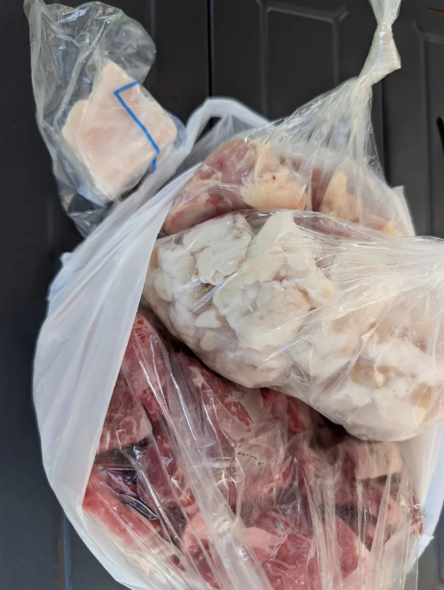 マル徳精肉店で購入したBBQ用のお肉を袋に入れた様子
