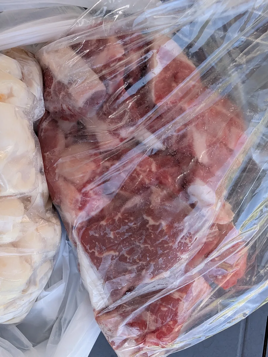 BBQ用に購入したお肉の袋を近くから撮影