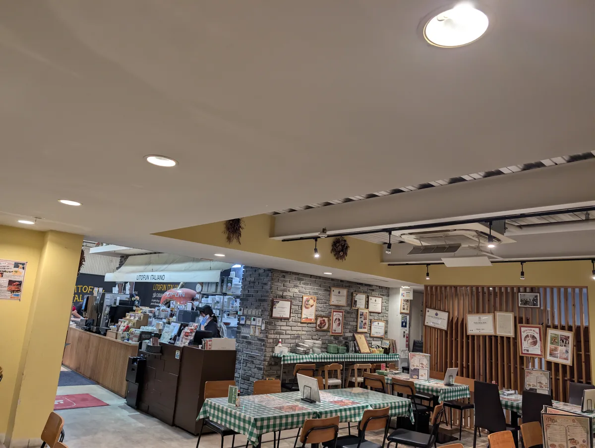 客席から見た店内のカウンター側